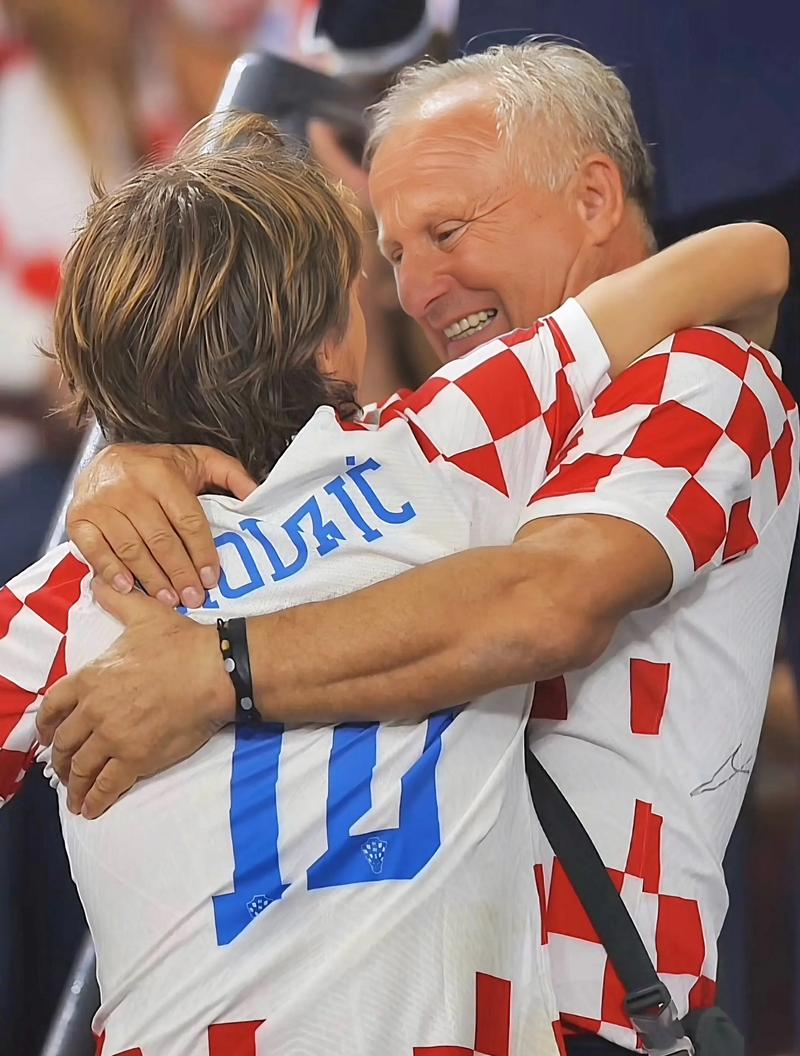 半场战报：莱切2-0都灵，班达建功，拉萨纳-库利巴利破门