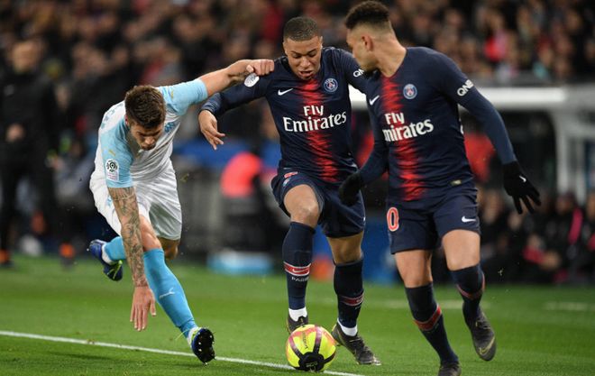 中超：上海海港4-0大胜深圳队（中超焦点战：上海海港4-0横扫深圳队）