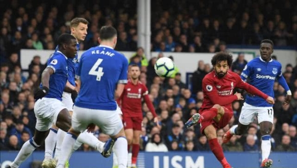 男子用手套自制钓鱼手势浮漂，看到“OK”就表示鱼已咬钩浮漂