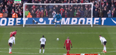 小将赛后拥抱母亲太感人